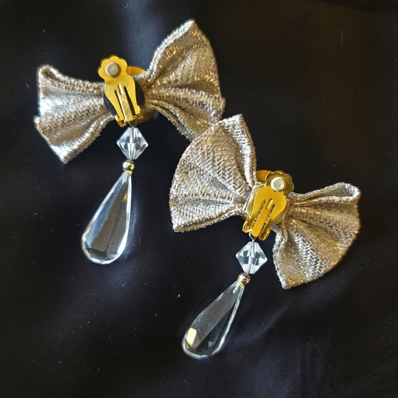 Stunning Bowtie Silver Fabric Chandelier-Drop Clip Earrings Bridal Evening - Picture 3 of 3